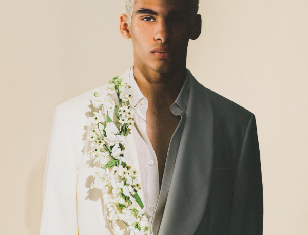 Kemeja dengan desain korsase atau bunga di kerah